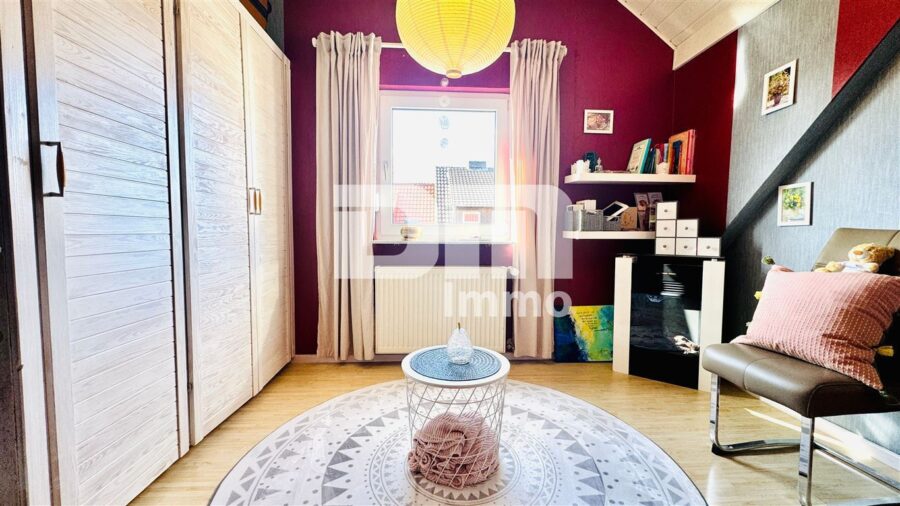 Wohnensemble mit Platz für Visionen: Saniertes Fachwerkhaus / Scheune + Halle mit Paddock - Gebäude 1 DG Gästezimmer / Büro